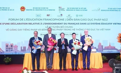 Chủ tịch UBND tỉnh Gia Lai Phạm Anh Tuấn tặng hoa chúc mừng các đơn vị ký Tuyên bố chung về giảng dạy tiếng Pháp và bằng tiếng Pháp trong hệ thống giáo dục tại Việt Nam.