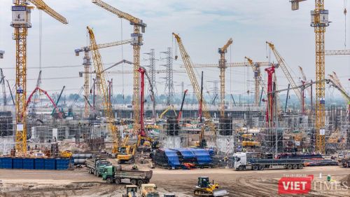 Sân vận động dự kiến hoàn thiện mái vào tháng 5/2027.