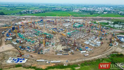 Ghi nhận sau khoảng 5 tháng thi công, dự án sân vận động Hùng Vương đã đạt khối lượng xây dựng ấn tượng, dần thành hình với toàn bộ hạng mục san lấp hoàn tất, hệ thống giao thông nội khu và kết nối đạt khoảng 80%.