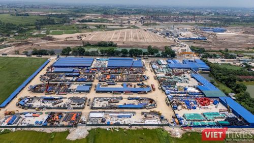 Trong giai đoạn tiếp theo, khu vực quanh sân vận động sẽ tiếp tục triển khai khách sạn khoảng 30 tầng nổi và 1 tầng hầm, bệnh viện chuyên khoa thể thao quy mô lớn, tổ hợp sân tennis - pickleball cùng tuyến đường rộng 120 m kết nối trực tiếp các tuyến quốc lộ chính với đại dự án.