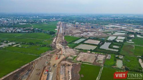 Sân vận động được định vị là công trình xanh và thông minh với hàng loạt công nghệ hiện đại như tích hợp AI, khả năng thay mới mặt sân trong 6-10 giờ, ghế thông minh kết nối 5G, kiểm soát an ninh và dòng người theo thời gian thực, hệ thống thu hồi - tái chế nước giúp tiết kiệm khoảng 70% lượng nước sạch, chống hấp thụ nhiệt và tia UV, thông gió tự nhiên giảm tiêu thụ năng lượng điều hòa và hạn chế tiếng ồn.