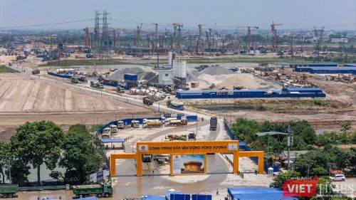 Nằm trong siêu dự án khu đô thị thể thao quốc tế Hà Nội, sân vận động Hùng Vương được xây dựng trên diện tích 73,3 ha với sức chứa lên tới 135.000 chỗ ngồi, trở thành sân vận động lớn nhất thế giới khi hoàn thành, đồng thời là sân đạt chuẩn FIFA có sức chứa và mái che đóng mở tự động lớn nhất toàn cầu.