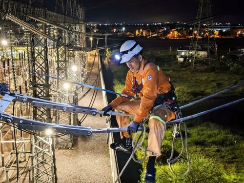 Vệ sinh bảo dưỡng thiết bị Trạm biến áp 220kV Phan Thiết. Ảnh: PTC3