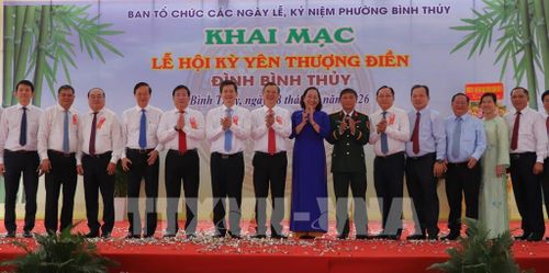 Các đại biểu chụp ảnh lưu niệm. Ảnh: Nguyễn Hằng - TTXVN