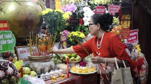 Người dân thắp hương, tưởng nhớ các bậc tiền nhân khai hoang mở đất. Ảnh: Nguyễn Hằng - TTXVN