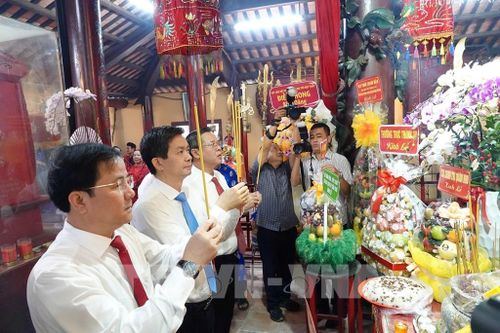 Lãnh đạo Thành ủy, UBND thành phố Cần Thơ viếng đình, dâng hương tại lễ khai mạc. Ảnh: Nguyễn Hằng - TTXVN