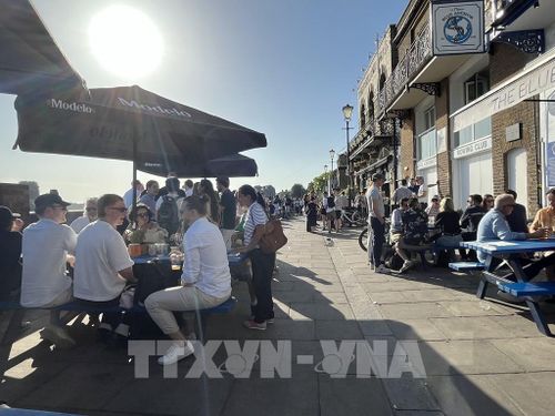 Các pub ven sông Thames kín chỗ từ đầu giờ chiều. Người London vẫn ngồi ngoài trời, bất chấp nhiệt độ đang ở mức cảnh báo. Ảnh: Hương Giang: PV TTXVN tại Anh 