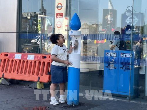 Vòi nước uống miễn phí trước ga tàu điện ngầm. Ảnh: Hương Giang - PV TTXVN tại Anh 