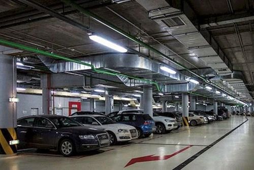 Đỗ xe trong hầm tòa nhà hay trong sân nhà có mái che là điều kiện lý tưởng để chống nắng nóng và bảo vệ xe. Ảnh: Văn Xuyên/BNEWS/TTXVN 
