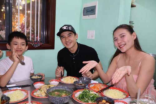 Thúy Diễm vui vẻ tận hưởng chuyến du lịch cùng gia đình sau khi công bố tin mang thai lần hai. Ảnh: FBNV
