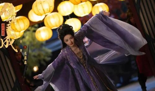 Hoàng Nghệ là trường hợp hiếm khi cùng lúc phủ sóng ở hai dự án cổ trang nổi bật. Trong Giai Ngẫu Thiên Thành, cô vào vai Tả Doanh Doanh - một tiểu yêu nữ quyến rũ, sống theo cảm xúc và không bị ràng buộc bởi quy chuẩn chính tà thông thường. Trong khi đó ở Lương Trần Mỹ Cẩm, nữ diễn viên lại thể hiện hình ảnh hoàn toàn khác với vai Cố Lan - em gái kế của nữ chính. Việc liên tục xuất hiện ở các dự án hot giúp Hoàng Nghệ duy trì độ phủ sóng tốt và thu hút thêm lượng lớn người hâm mộ.