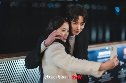 Byeon Woo Seok và Kim Hye Yoon trong bộ phim gây sốt Lovely Runner.