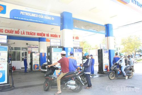 Tại các cây xăng trên địa bàn tỉnh Gia Lai, lượng người tiêu dùng đến đổ xăng sinh học E10 ổn định. Ảnh: Hiền Mai