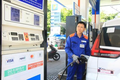 Người dân có thể yên tâm sử dụng xăng E10 vì đây là loại nhiên liệu thân thiện với môi trường. Ảnh: Hiền Mai