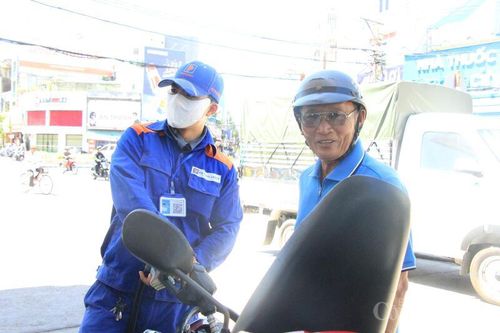 Việc chuyển đổi sang xăng sinh học E10 đang dần tạo thói quen tiêu dùng mới tại Gia Lai. Ảnh: Hiền Mai