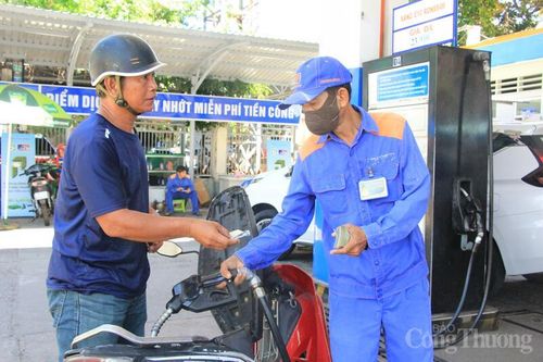 Tại cửa hàng xăng dầu Petrolimex số 1, đa số khách hàng đều đồng tình và dần thích nghi với loại nhiên liệu mới. Ảnh: Hiền Mai