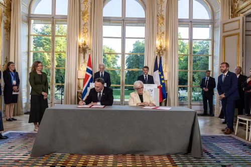 Tổng thống Pháp Emmanuel Macron và Thủ tướng Na Uy Jonas Gahr Stoere chứng kiến Bộ trưởng Quốc phòng Na Uy Tore Sandvik và Bộ trưởng Quốc phòng và Cựu chiến binh Pháp Catherine Vautrin ký kết thỏa thuận tại Điện Élyseé ở Paris, Pháp, ngày 27/5/2026. Ảnh: Reuters.