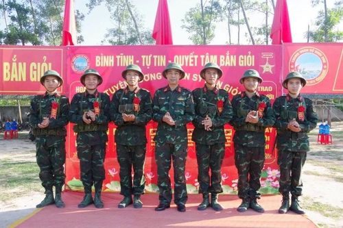 Đại tá Nguyễn Văn Linh, Bí thư Đảng ủy, Chính ủy Sư đoàn 341 tặng hoa bắn giỏi cho các chiến sĩ.