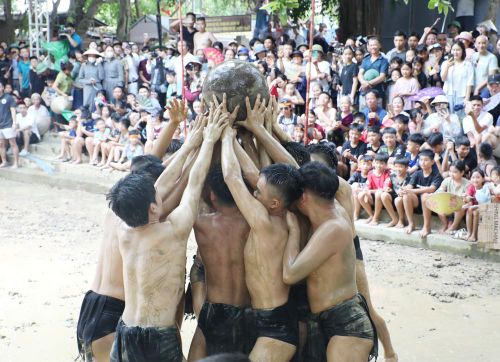  Pha tranh cầu quyết liệt của các “quân cầu”. 