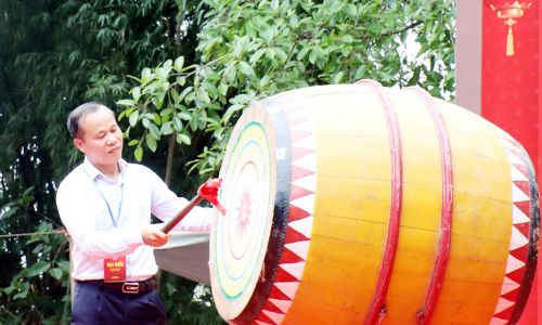  Đồng chí Mai Sơn đánh trống khai hội Vật cầu nước làng Vân. 