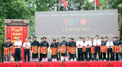  Đại biểu, Ban tổ chức Lễ hội Vật cầu nước làng Vân trao cờ lưu niệm cho ban huấn luyện và quân cầu. 