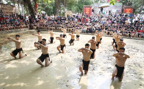  Các “quân cầu” thực hiện lễ cầu. 