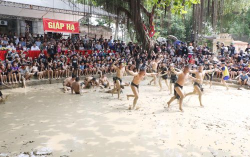  Niềm vui chiến thắng sau trận vật cầu bùn. 