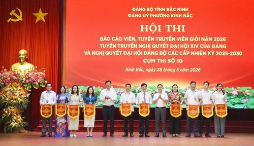  Lãnh đạo Ban Tuyên giáo và Dân vận Tỉnh ủy và phường Kinh Bắc trao Cờ lưu niệm cho Đảng bộ các xã, phường có thí sinh dự thi. 