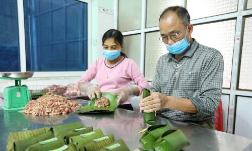  Sản xuất nem tại Hợp tác xã Nem nướng Liên Chung, xã Phúc Hòa. 