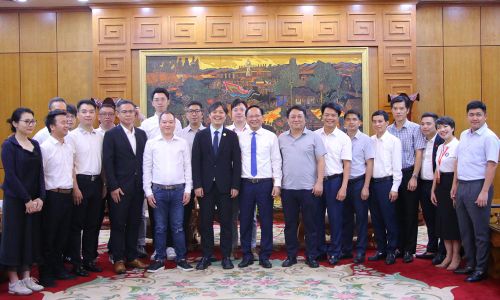 Đại biểu chụp ảnh lưu niệm tại buổi gặp mặt xã giao giữa lãnh đạo UBND tỉnh Bắc Ninh với đoàn công tác của Ủy ban Ngành Thương mại - Hội đồng Xúc tiến thương mại Quốc tế Trung Quốc.