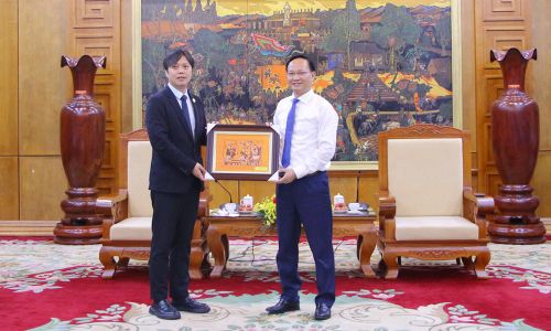 Phó Chủ tịch UBND tỉnh Phạm Văn Thịnh tặng quà ông Hùng Xán Hân, trưởng Đoàn công tác tại buổi gặp mặt.