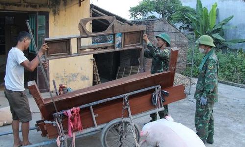 Lực lượng quân đội hỗ trợ gia đình ông Nguyễn Văn Trình, thôn Ngô Thôn di chuyển tài sản đến để nhờ nhà người thân.