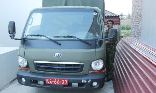 Lực lượng quân đội hỗ trợ xe vận tải để chuyển đồ cho người dân thôn Ngô Thôn.