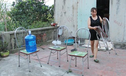 Người dân chuẩn bị chỗ nghỉ và nước uống cho lực lượng hỗ trợ di chuyển tài sản.