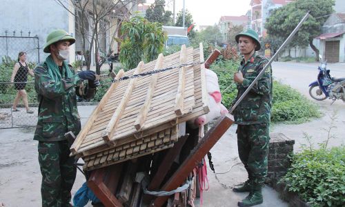 Chiến sĩ thuộc Đại đội trinh sát cơ giới 2, Phòng Tham mưu, Bộ Chỉ huy quân sự tỉnh giúp người dân Ngô Thôn di chuyển vật dụng đến nơi tạm cư.
