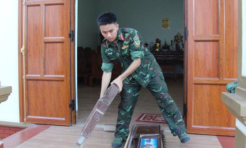 Chiến sĩ trẻ miệt mài giúp người dân dọn đồ dùng thiết yếu.