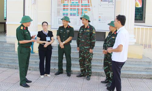 Các đơn vị thống nhất phương án hỗ trợ người dân Ngô Thôn di chuyển tài sản đến chỗ tạm cư.
