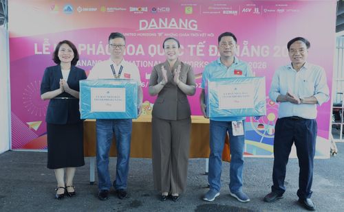 Phó Chủ tịch UBND thành phố Nguyễn Thị Anh Thi tặng quà động viên đội Việt Nam 1 và Trung Quốc - 2 đội sẽ mở màn DIFF 2026. Ảnh: NGỌC HÀ