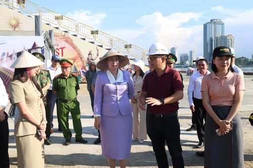 Phó Chủ tịch UBND thành phố Nguyễn Thị Anh Thi kiểm tra công tác chuẩn bị sân khấu, khán đài. Ảnh: NGỌC HÀ