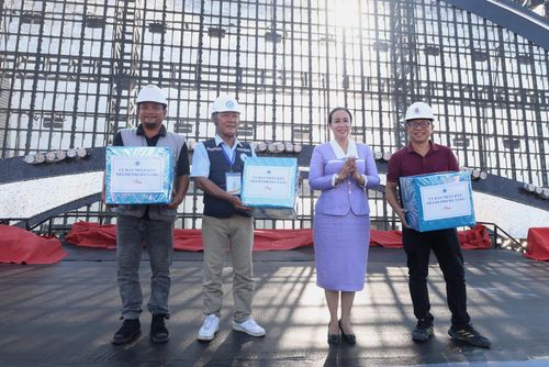 Phó Chủ tịch UBND thành phố Nguyễn Thị Anh Thi tặng quà động viên công nhân thi công sân khấu, khán đài. Ảnh: NGỌC HÀ