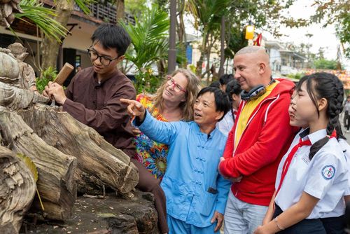 Du khách trong nước và quốc tế trải nghiệm tại làng nghề. Ảnh: THU HÀ