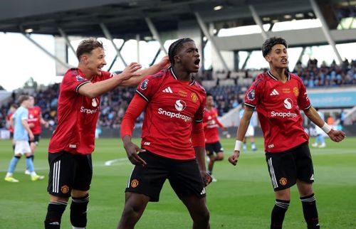 Godwill Kukonki ăn mừng cùng đồng đội sau bàn thắng ở chung kết FA Youth Cup.