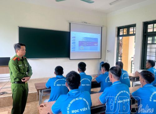 Cán bộ cơ sở cai nghiện ma túy phổ biến, giáo dục pháp luật cho học viên.