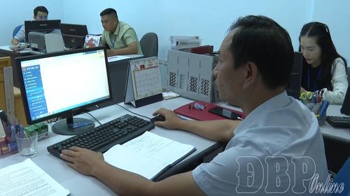 Cán bộ Trung tâm Dịch vụ việc làm tỉnh vận hành hệ thống sàn giao dịch việc làm quốc gia nhằm kết nối cung – cầu lao động hiệu quả.