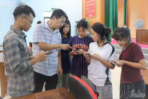 Cán bộ Trung tâm Dịch vụ việc làm tỉnh giới thiệu, hướng dẫn sinh viên trường Cao đẳng Điện Biên sử dụng sàn giao dịch việc làm quốc gia.