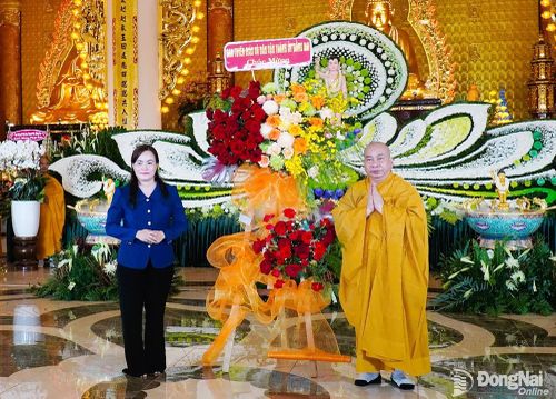 Thành ủy viên, Phó Trưởng ban Tuyên giáo và Dân vận Thành ủy Nguyễn Thị Hồng Trang tặng lẵng hoa chúc mừng. Ảnh: Văn Tâm