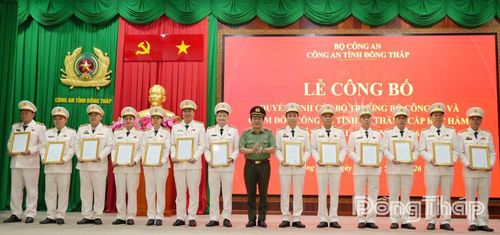Thiếu tướng Lâm Phước Nguyên trao Quyết định cho các đồng chí được thăng cấp bậc hàm, nâng bậc lương năm 2026.