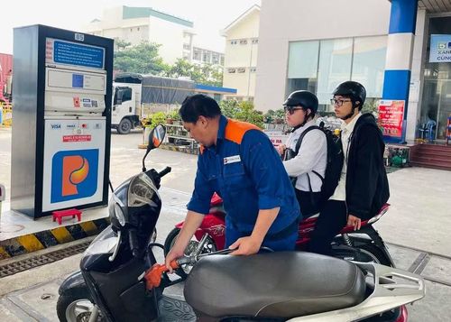  Người dân đổ xăng E10 tại cây xăng trên địa bàn phường Quy Nhơn. Ảnh: Hải Yến 