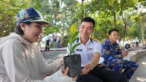 Trung tá Vũ Văn Huân (thứ 2 từ trái sang) - Chính trị viên đảo Sinh Tồn Đông chia sẻ về sự nâng niu, gìn giữ những mầm xanh của cán bộ, chiến sĩ trên đảo. Ảnh: Mỹ Hà