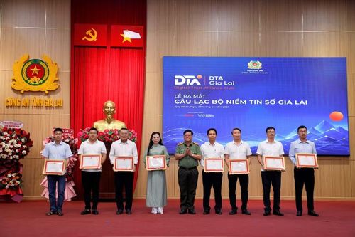  Công an tỉnh khen thưởng các tập thể, cá nhân vì có thành tích xuất sắc, đột xuất trong chiến dịch “Không Một Mình - Cùng nhau an toàn trực tuyến”. Ảnh: H.P 